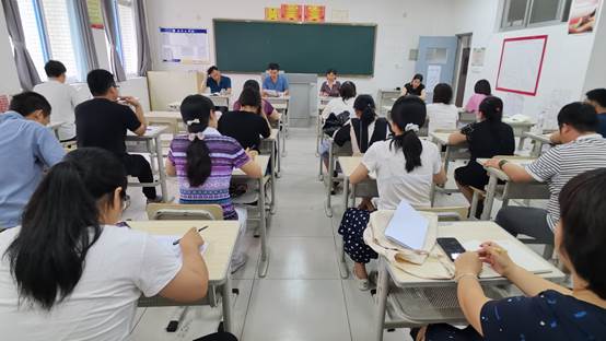 会议室里的人们描述已自动生成